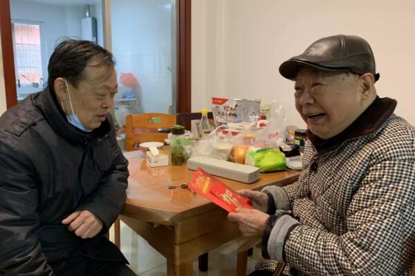 亚星yaxing221春节慰问离退休老干部、老党员、驻村干部、困...