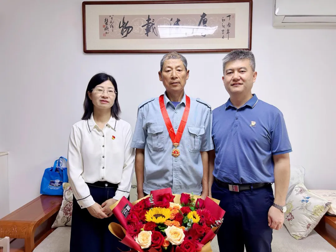 【庆祝建党103周年】省荣康医院为“光荣在党50年”老党员颁...